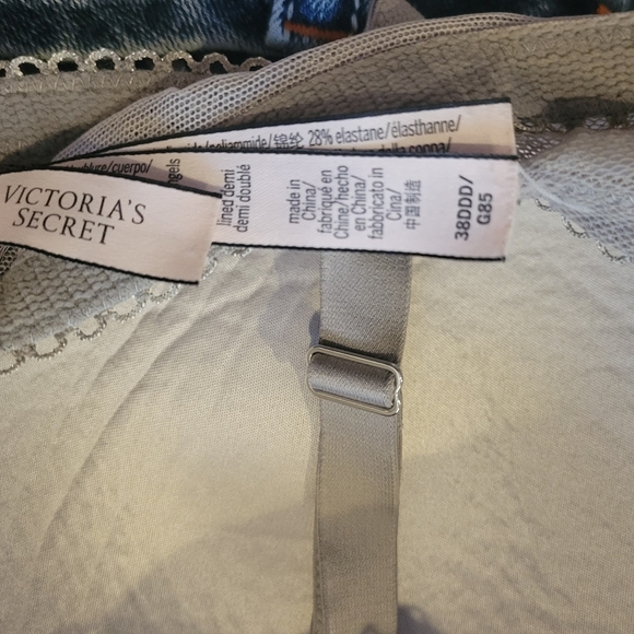 38DDD Victoria's Secret Bra - Picture 4 of 4